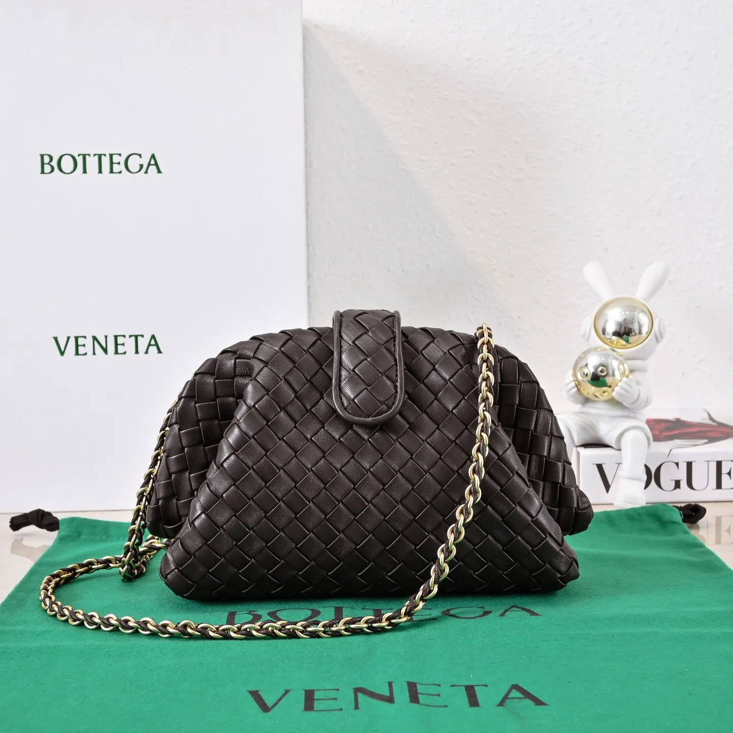 Batch 1880 BOTTEGA VENETA LAUREN 1980 small clutch bag is new! The small size that many people are squatting on is finally here. The self-adjustable zipper is a highlight of this bag. After being removed, it can be used as a handbag for important occasions. One bag unlocks two carrying methods at the same time. It is practical and has a unique sense of structure and beautiful lines. It is more elegant than a small cloud. It is a tribute to the classics and the pursuit of modernity. Style number: 4038 Size: 27*15*8cm